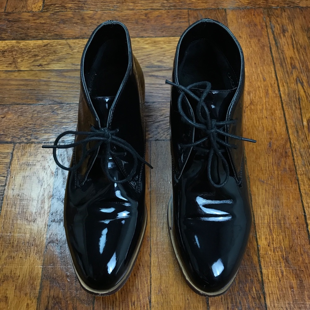 Black shiny dress shoes